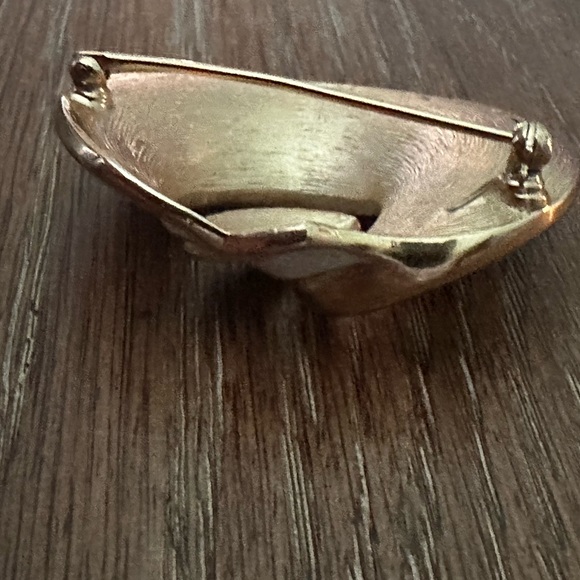 Vintage CROWN TRIFARI Brooch White Enamel Gold Tone Swirl Loop Mid Century - Picture 9 of 10